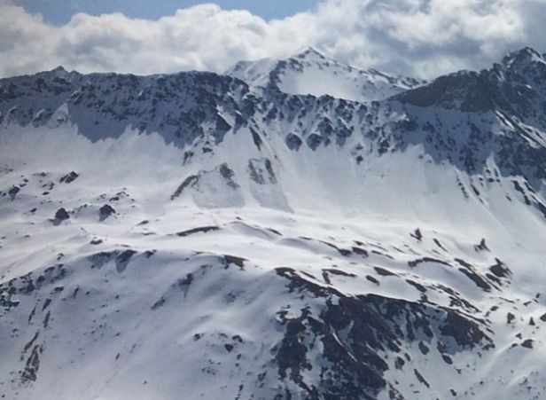 Abbildung 7: Diese zwei Schneebrettlawinen lösten sich spontan im feucht gewordenen, schwachen Altschneefundament an einem steilen Nordwesthang auf 2350 m am Nordostgrat des Schaftällihorns (Vordergrund rechts im Bild) (Arosa, GR) (Foto: R. Meister, 13.04.2017). 