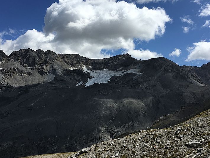 Dem Ducangletscher (Davos, GR) geht es an den Kragen. Er war praktisch schneefrei und hatte damit kein Nährgebiet mehr (Foto: SLF/L. Dürr, 22.08.2017).