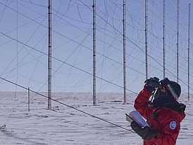 Nach dem Verladen meines Materials hatte ich Zeit, andere Projekte zu unterstützen, wie zum Beispiel hier bei der Kontrolle der Kabel am Experiment SuperDARN, ein Radar, das die Magnetisierung der Atmosphäre misst. (Foto: Matthias Jaggi / SLF)