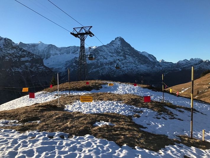 Auch das Messfeld 1GF (1950 m, Grindel, Grindelwald, BE) hatte eine, für die Jahreszeit stark unterdurchschnittliche Schneehöhe (Foto: D. Balmer, 31.12.2016).