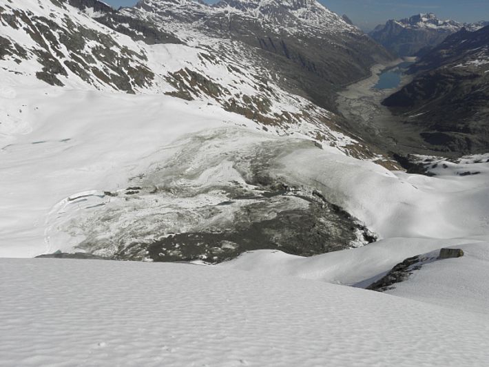 Am Pizzo Stella (3163 m, Lago di Lei/Italien, Ferrera/GR) hat sich wahrscheinlich Ende April der gesamte Kessel als Lawine entladen (Staublawine) und ist in den See gestürzt. Eis, Steine und Wasser wurden aus dem kleinen Gletschersee ausgeräumt. Die Lawine floss bis auf rund 2150 m hinunter. Wäre der "Einschlag" im See nicht sichtbar, würde kaum etwas auf ein solches Ereignis hinweisen (Foto: SLF/Th. Stucki, 28.05.2017).