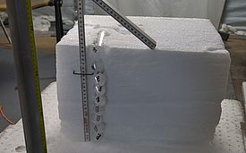 Entnahme der O-18 Isotopensamples vom Schneeblock nach Ende des Experimentes. (Foto: Matthias Jaggi / SLF)