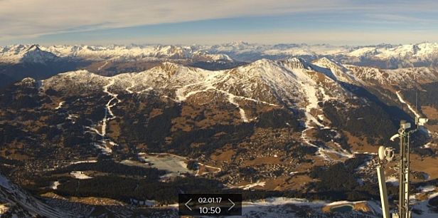 Abb. 5: Die Skigebiete setzten erfolgreich alles daran, mit technischem Schnee ein Angebot für die Schneesportler bereitzustellen, wie zum Beispiel auf der Lenzerheide (GR), im Bild die westliche Talseite mit P. Scalottas (2325 m), P. Danis (2497 m) und Stätzerhorn (2575 m). Im Hintergrund links sind die Pisten des Skigebietes von Obertschappina (Heinzenberg, GR) zu erkennen (Foto: WebCam Parpaner Rothorn, 2861 m, 02.01.2017).