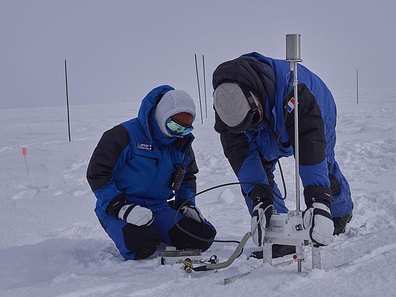 Freiwillige Helfer beim letzten Schneeprofil. Nach kurzer Einführung konnten die beiden die SnowMicroPen Messungen bereits alleine ausführen, und ich hatte Zeit, die nächsten Instrumente vorzubereiten. (Foto: Matthias Jaggi / SLF)