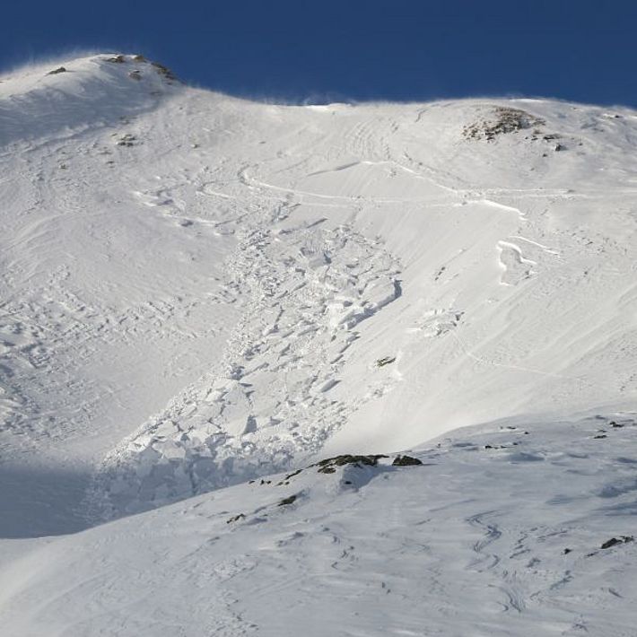 Kleine Schneebrettlawine, ausgelöst im frischen Triebschnee in einer 35 ° steilen Flanke am Muot Cotschen (2864 m), Julierpassgebiet, GR (Foto: E. Crameri, 01.12.2016).