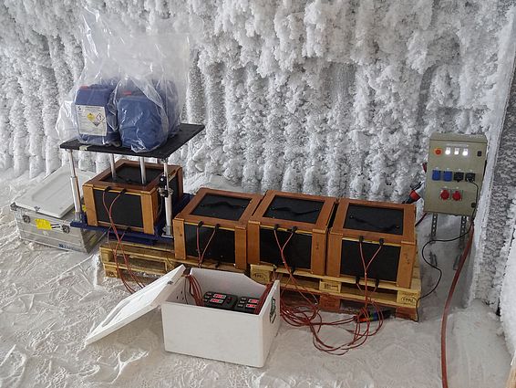 Die Metamorphoseboxen befinden sich im EPICA Eisbohrkernlager bei -50°C und der Schnee kann mittels Heizen entsprechend der realen Bedingungen im Schneeprofil auf die gewünschte Temperatur gebracht werden. (Foto: Matthias Jaggi / SLF)