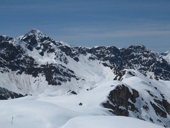 Viele Lockerschneelawinen und einige Schneebrettlawinen an allen Expositionen in der Silvretta (GR), im Bild das Wisshorn (2831 m) und Schaftälli (Foto: E. Hafner, 16.05.2017).