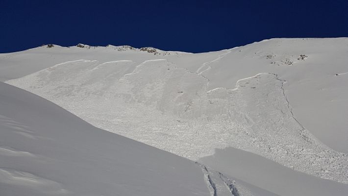 Diese Schneebrettlawine wurde von Tourengehern bei der Abfahrt ausgelöst. Es kam dabei niemand zu Schaden (Chüecalanda, Klosters-Serneus, GR; Exposition Westsüdwest, 2500 m; Foto: SLF/ R. Kenner, 18.01.2017).