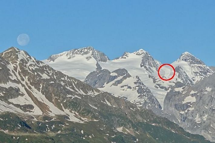 Abb. 1: Viele Lawinen bleiben unbekannt, andere werden nur zufällig entdeckt. Diese Lawinenablagerung am Wetterhorn (3690 m, Grindelwald, BE) ist im ganzen sichtbaren Bereich unter 30° steil. Die Lawine muss im Steilgelände oberhalb angebrochen sein und wurde evtl. von einem Eisabbruch vom Hängegletscher ausgelöst (Foto: SLF/K. Winkler, 11.06.2017).