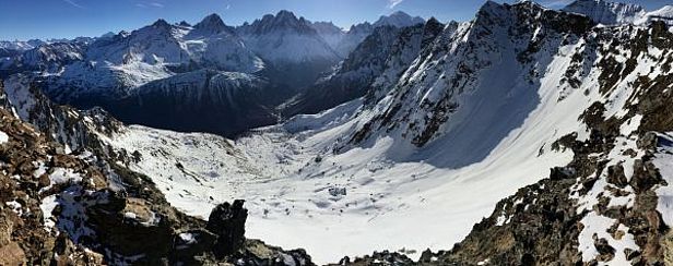 Abb. 5: Das sonnige Wetter lud zu Bergtouren ein. Dort, wo genügend Schnee lag, waren Skitouren möglich. Blick vom 2640 m hohen Col de la Terrasse (Finhaut, Frankreich) ins französische Mont-Blanc-Massiv (Foto: J.L. Lugon; 22.12.2016).