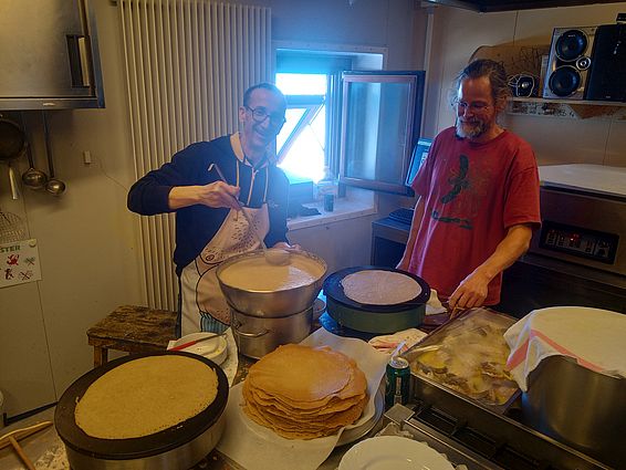 Crêpes backen für 52 hungrige Mäuler. Vielleicht ein bisschen naiv. Wir waren 4 Stunden beschäftigt. Hat Spass gemacht. (Foto: Matthias Jaggi / SLF)