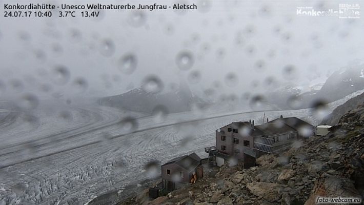 Blick auf den ausgeaperten Konkordiaplatz vor dem Absinken der Schneefallgrenze am Montag, 24.07.(Quelle: Webcam).