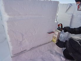 Kurz vor dem endgültigen auf Mass schneiden des Blockes packe ich noch Schneeproben in Davoser Milchpackungen für den Rücktransport. Vor dem Verschicken der Schneeproben werden diese jedoch noch vergossen. (Foto: Matthias Jaggi / SLF)