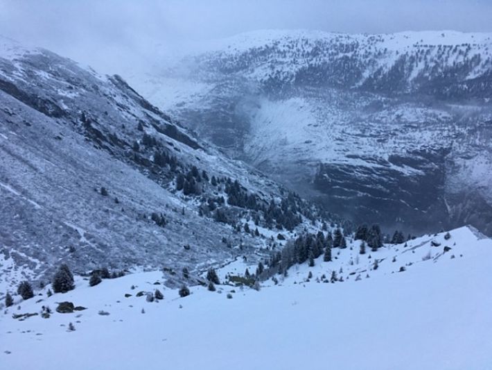 Der Neuschnee täuschte in Teilen der Schweiz ein wenig über die bereits fortgeschrittene Ausaperung hinweg, wie hier im Aletschgebiet, Blick Richtung Riederalp (VS; Foto: P. Schwitter, 05.04.2017).