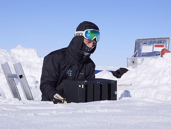 Matthias Jaggi vermisst ein Schneeprofil in der Nähe der Forschungsstation DomeC in der Antarktis. (Foto: Matthias Jaggi / SLF) 