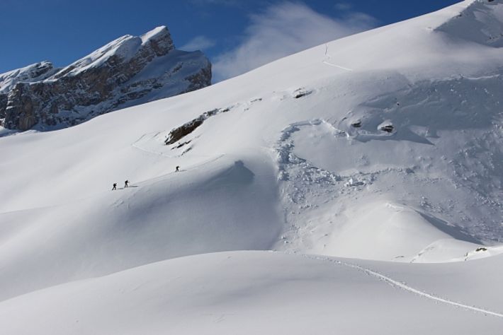 Überschneite Schneebrettlawine im Aufstieg zu La Fava (2612 m, Conthey, VS), im Hintergrund der markante Mont Gond (2710 m; Foto: S. Aufdereggen, 15.01.2017).