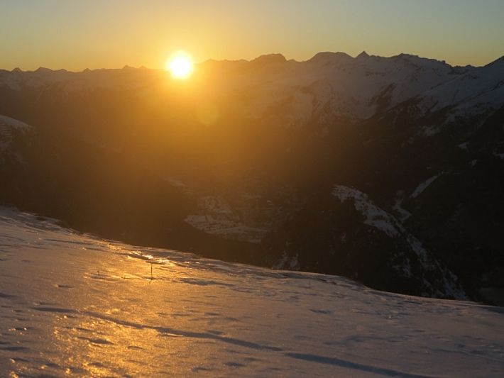 Die letzten Strahlen der untergehenden Sonne brachten die glasierte Schneeoberfläche am Hüreli (2444 m, Davos, GR) zum Glänzen (Foto: SLF/E. Hafner, 31.12.2016).