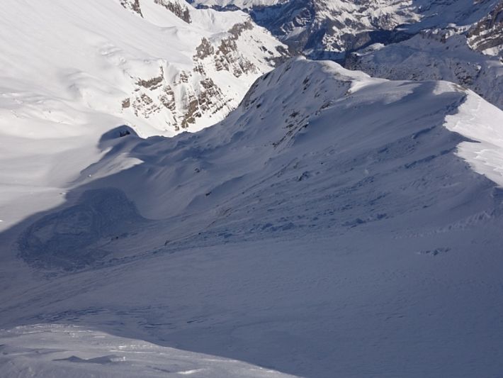 Schneebrettlawine in der Nordflanke der Tschingellochtighore (2735 m, Adelboden, BE). Die Lawine löste sich am Freitag, 10. Februar vermutlich spontan (Foto: F. Strauss, 11.02.2017).