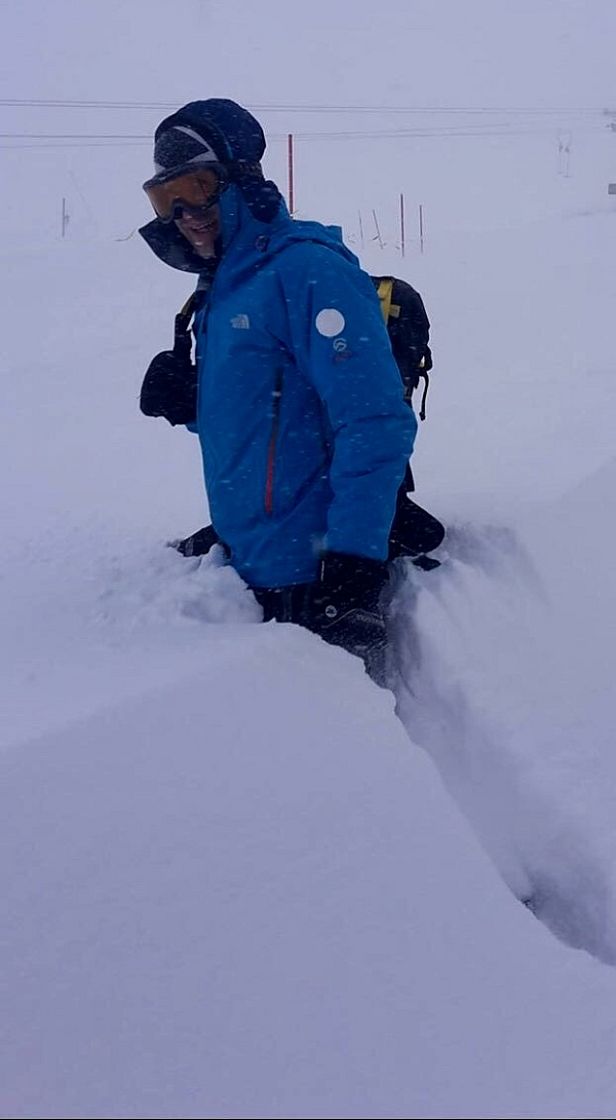 Abb. 4: Hüftiefer Neuschnee auf der Testa Grigia (3479 m, Zermatt, VS) am Sonntagmorgen, 26.03.17. Der Bildautor schätzte die Neuschneehöhe auf etwa 80 cm. Die nächstgelegene automatische Station, welche rund 8 km entfernt ist, mass lediglich 40 cm. Dies zeigt die grossen Niederschlagsgradienten, welche im Gebiet Zermatt immer wieder zu beobachten sind. Die Berechnung der Niederschlagssumme aus dem Signal der Niederschlagsradars von MeteoSchweiz bestätigt die hohen Werte im Grenzgebiet zu Italien (Foto: H. Lauber, 26.03.2017).