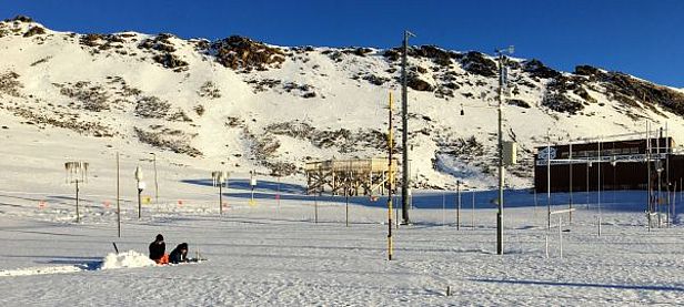 Abb. 7: Wenig Schnee lag auch im 2540 m hoch gelegenen Versuchsfeld Weissfluhjoch (Davos, GR). Am Mittwoch, 21. Dezember, bei der Erstellung eines Schneeprofiles, wurde eine Schneehöhe von 36 cm gemessen. Dies lag nur wenige Zentimeter über dem an einem 21. Dezember gemessenen Minimalrekord (Messreihe 84 Jahre; Foto: SLF/F. Techel).