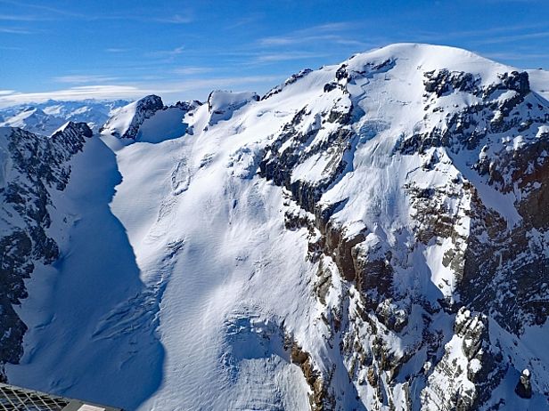Abb. 10: Anrissgebiet einer grossen Lawine an der Ostflanke des Tödi (3613 m, Glarus Süd). Die Lawine brach am Samstag, 10.03. unmittelbar auf dem Gletschereis spontan an und füllte das ganze Tal des Bifertengletschers mit Staub. Sie war darum weitherum zu beobachten (Foto: SLF/S. Margreth, 17.03.2017).