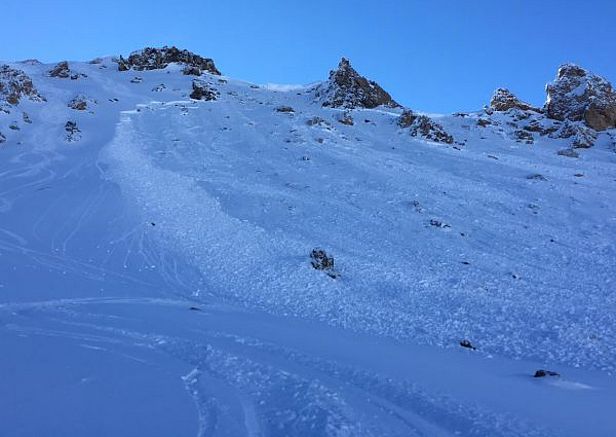 Abb. 8: Diese Lawine wurde im schwachen Altschnee von über eine Distanz von 400 m fernausgelöst. Es kam niemand zu Schaden. Roc d'Orzival, Anniviers, VS, Nordhang auf ca. 2800 m (Foto: P. Zufferey, 15.01.2017).