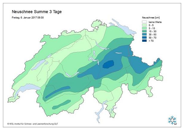 Abb. 2: 3-Tages-Neuschneesummen von Mittwochnachmittag, 04.01. bis Freitagmorgen, 06.01., gemessen von den Beobachtern und berechnet an den automatischen IMIS-Stationen. Am nördlichen Alpenkamm vom Haslital bis Liechtenstein, in Nordbünden, in der Silvretta und im Samnaun fielen 30 bis 50 cm, in den Glarner Alpen bis 70 cm Schnee. Am übrigen Alpennordhang, im nördlichen Wallis, im übrigen Gotthardgebiet, in Mittelbünden und im Engadin nördlich des Inns fielen verbreitet 15 bis 30 cm, im Grenzgebiet zwischen Wallis und Berner Oberland lokal bis 40 cm Schnee, sonst weniger.