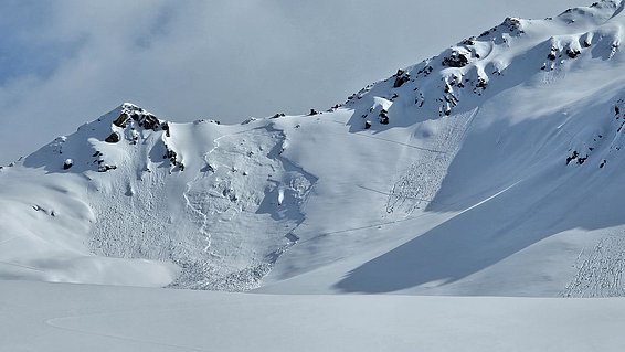 Vermutlich durch eine Person ausgelöste Schneebrettlawine im Altschnee am Börterhorn bei Davos (GR). (Foto: Stuart Johnston)