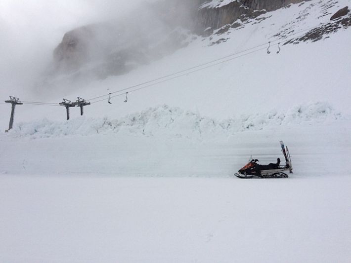 Im Skigebiet Anzère (Ayent, VS) wurden für die Pistensicherung am Dienstag 21.03. nasse Lawinen künstlich ausgelöst. Sie wiesen teils grosse Ablagerungshöhen auf, wie dieses Bild zeigte (Foto: E. Morard).