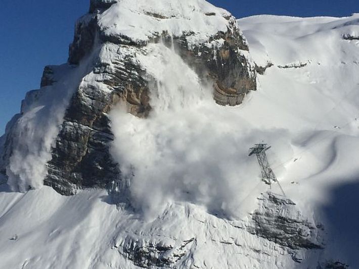 Abb. 1: Diese eindrückliche Staublawine am Nordosthang vom Muttenchopf (2482 m, Glarus Süd) wurde am Samstag, 29.04. künstlich ausgelöst (Foto: R. Stuessi).