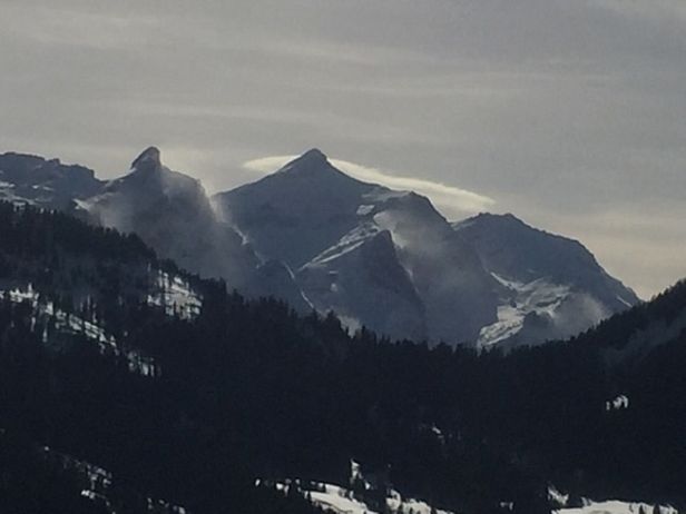 Abb. 5: Schneetreiben am nördlichen Alpenkamm am Sonntag, 12.02. Blick von oberhalb Lauenen zum Oldenhorn (3123 m) (Bildmitte) (Foto: G. Voide).