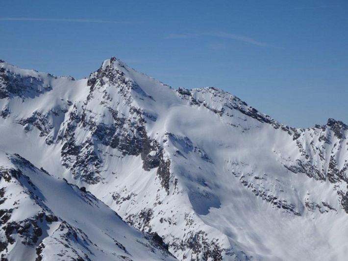 Blick vom Furggeltihorn (3042 m, Vals, GR) auf die Ostflanke des Grauhorns (3259 m) und den verschneiten Grauhorngletscher (Foto: U. Berni, 27.03.2017).