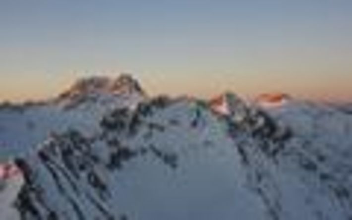 Blick vom Piz Murtelet (3018 m, Bergün, GR) auf Piz Kesch (3418 m), Piz Forun (3051 m) und Piz Üertsch (3267 m) im ersten Morgenlicht (von links nach rechts; Foto: SLF/E.Hafner, 09.04.2017).