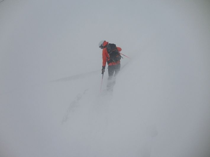 Der lange erwartete Neuschnee fiel unter stürmischen Bedingungen. Die Sichtverhältnisse waren wie hier im Skigebiet Parsenn (Davos, GR) stark eingeschränkt (Foto: SLF/L. Dürr, 05.01.2017).