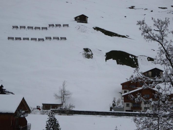 Der teils ergiebige Neuschneefall auf den warmen Boden führte zu zahlreichen Gleitschneerissen und Gleitschneelawinen (Vals, GR; Foto: U. Berni, 28.04.2017).