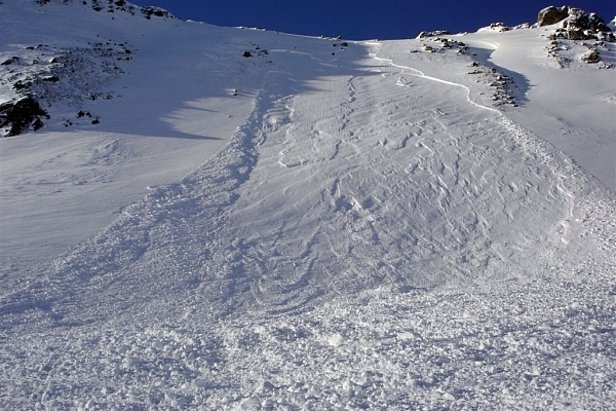 Photo 18: Avalanche dans le Meierhofer Tälli (Davos/GR) sur une pente exposée au nord-est à 2480 m le 17.02.2012, et qui a entièrement enseveli un skieur en hors-piste. Le skieur était malheureusement déjà décédé lorsqu’il a été dégagé. Il n’a guère été possible d’élucider si l’avalanche a été déclenchée à distance par l’adepte des sports de neige concerné à partir du pied de la pente ou si elle s’est déclenchée spontanément. Avant l’avalanche, il y avait déjà de nombreuses traces dans la zone de dépôt (photo: Service de sauvetage de Parsenn, 18.02.2012).