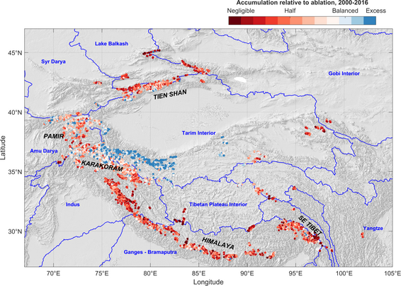 Anteil der jährlichen Gletscherschmelze, der gemäss der aktuellen Studie durch Schneefall und Lawinenniedergänge zwischen 2000-2016 kompensiert wurde. Die Grafik zeigt auch die riesigen Einzugsgebiete in der Region. Rote Punkte: Netto-Eisschmelze, blaue Punkte: wenig Veränderung, violette Punkte: Netto-Eiszunahme. (Grafik: Evan Miles) 
