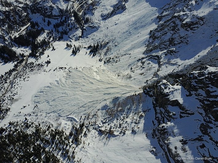 Die Ausläufer dieser grossen Lawine reichten bis ins Tal in der Nähe von Handegg (Gutannen, BE). Sie ging vermutlich am Donnerstag, 10.03 spontan an den Nordnordosthängen des Älplistockes (2893 m) ab (Foto: Grimselfoto/ Daniel Bürki / Guttannen, 11.03.2017).
