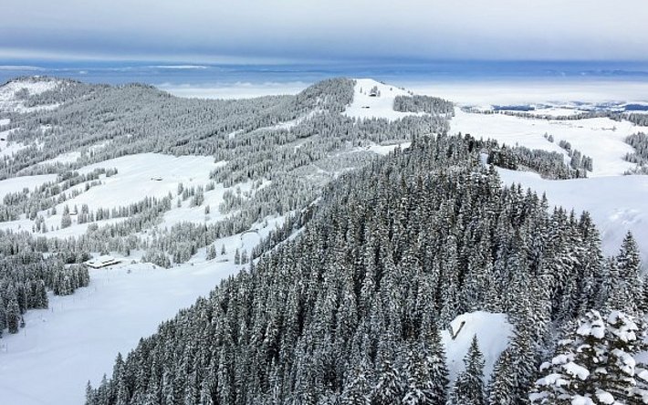 Blick vom Gantrischgebiet (BE) über Pfyffe und Selibüel ins schnee- und nebelbedeckte Mittelland. Im Hintergrund der Jura und die Wolken der nächsten Störung (Foto: SLF/F. Techel, 07.02.2017).