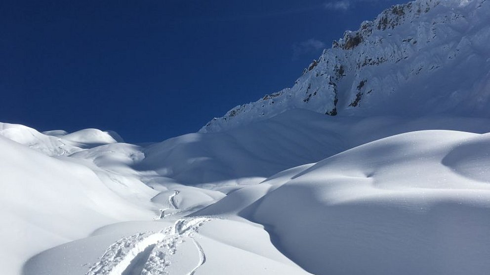 Dans le sud, épais manteau neigeux et souvent bonnes conditions de randonnées; dans le nord, seulement peu de neige