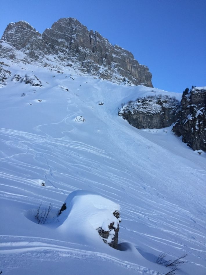 Auch im Gebiet um den Vorderen Eggstock (2448 m, Glarus Süd, GL) dokumentierten Tourengeher, diese hinter einem Geländerücken abgegangene Lawine. Sie wurde im Neuschnee bzw. frischen Triebschnee auf ca. 1900 m an einem Nordwesthang ausgelöst. Verschüttet wurde niemand (Foto: M. Hauser, 19.02.2017).