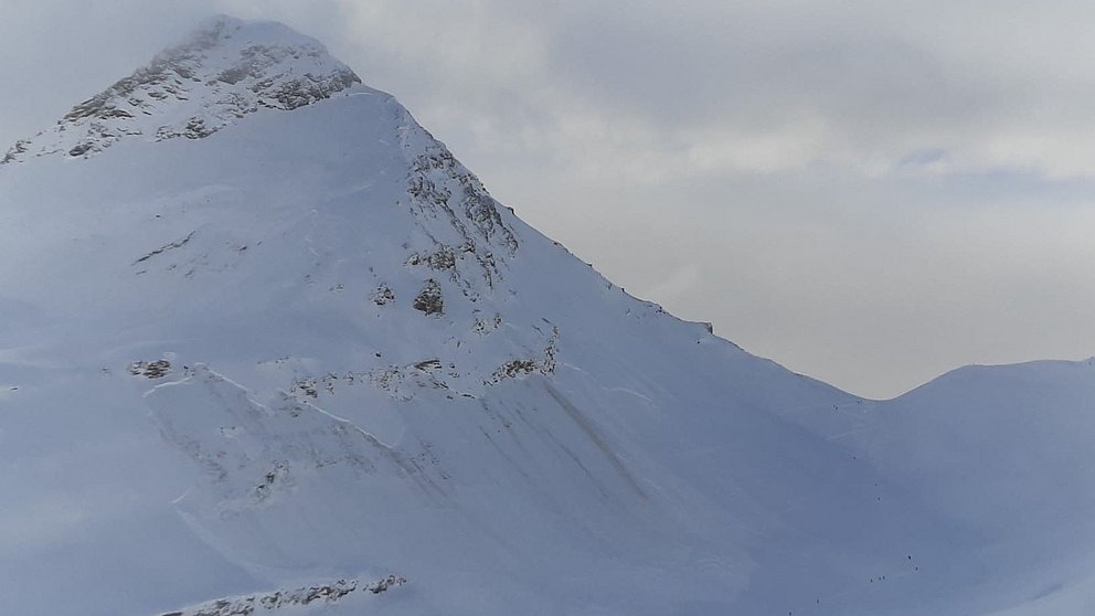 Beidseits der Alpen winterlich bis in tiefe Lagen, mit Neuschnee im Süden, mit Altschnee im Wallis anhaltend erhebliche Lawinengefahr