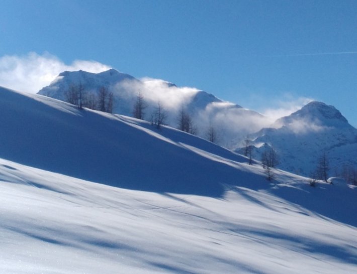 Der starke Westwind am Weihnachtstag brachte mittlere bis grosse Schneeverfrachtungen im Simplongebiet (VS). Das Fletschhorn (3985 m, Saas-Balen, VS) und das Böshorn (3268 m) zeigten deutliche Schneefahnen (Foto: M. De Zaiacomo, 24.12.2016).