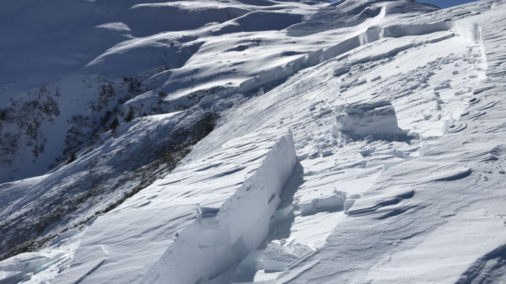 Situation avalancheuse marquée «neige ancienne», grandes avalanches et accidents d’avalanche exceptionnellement nombreux