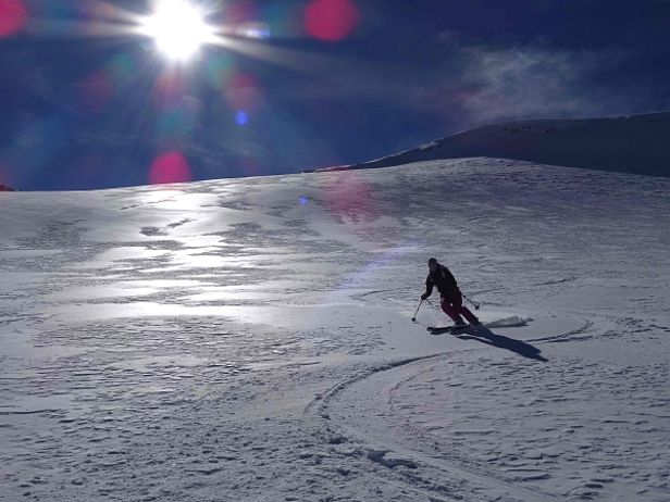 Abb. 10: Etwas windbeeinflusste Schneeoberfläche auf dem Griesgletscher am Dienstag, 29.10. (Foto: T. Schneidt).