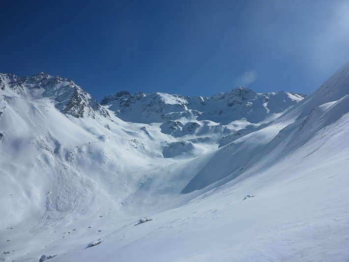 Ältere Lawinenablagerungen waren am Wochenende trotz des Schneefalls noch deutlich sichtbar, wie hier im hinteren Chüealptal (Davos, GR; Foto: SLF/E. Hafner, 19.02.2017).