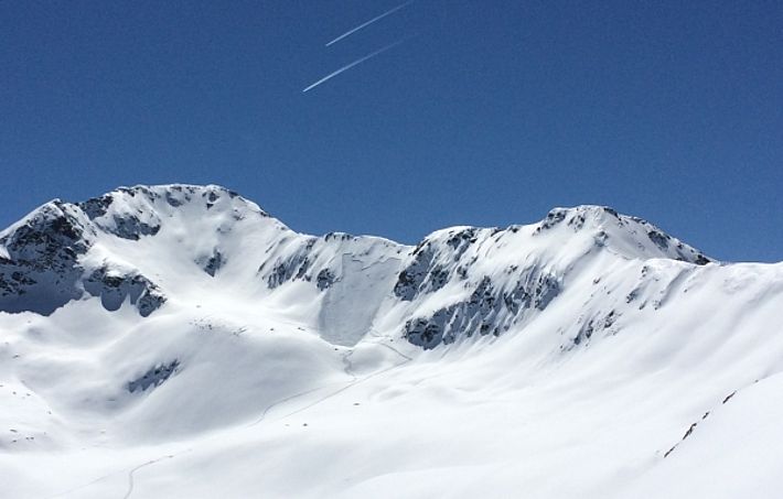 Diese Schneebrettlawine zwischen Felahorn (2728 m) und Wuosthorn (2815 m, Davos, GR) wurde am Freitag, 21.04 um 11h von einem Skitourengeher im Aufstieg ausgelöst... (Foto: R. Meister, 21.04.2017).