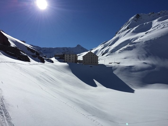 Am Col du Gd. St. Bernard (Bourg-Saint-Pierre, VS) fiel kaum Neuschnee, aber starker Wind führte zu lokalen Schneeverfrachtungen (Foto: E. Berclaz, 12.05.2017).