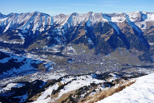 Abb. 13: Schneelage Mitte Dezember am Alpennordhang. Die Niesenkette (BE) war an Südhängen bis weit hinauf (2400 m) aper, an Nordhängen reichte die Schneedecke bis ins Tal (ca. 800 m) und war in allen Höhenlagen kantig aufgebaut und locker (Foto: H. U. Naegeli, 17.12.2013).