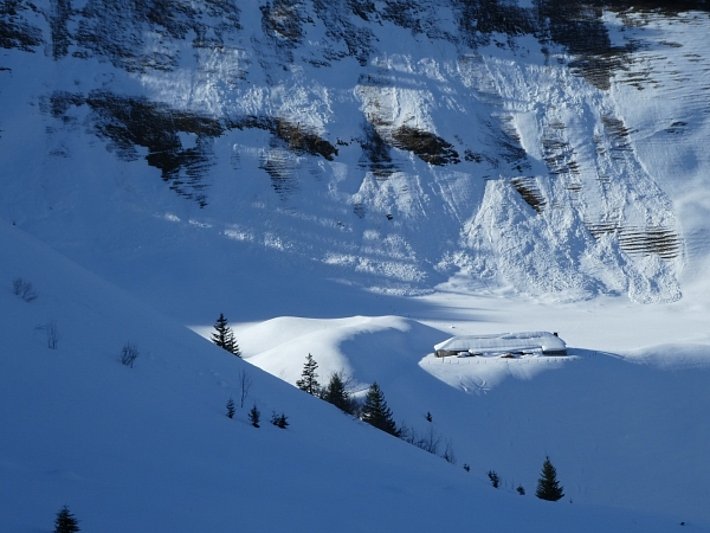 Des avalanches de fond du samedi, 25.02. derrière la ferme Gros Chadoua (1563 m, exposition Est, Grandvillard, FR; photo: V. Berret ).